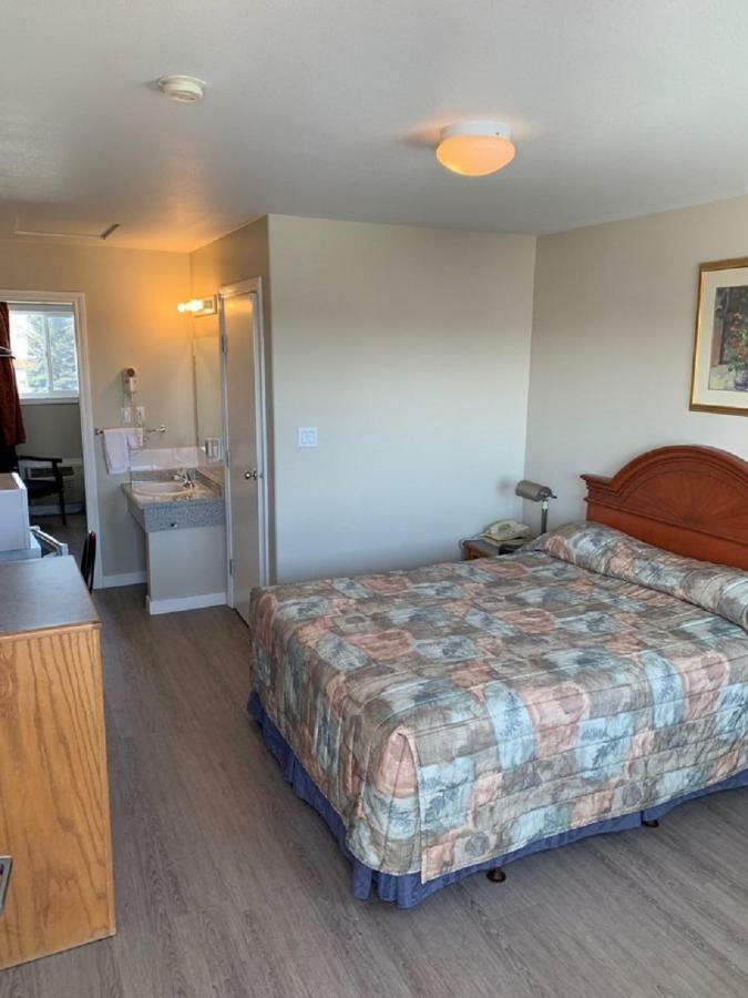 Red Deer Inn & Suites Zewnętrze zdjęcie