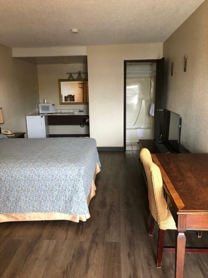 Red Deer Inn & Suites Zewnętrze zdjęcie